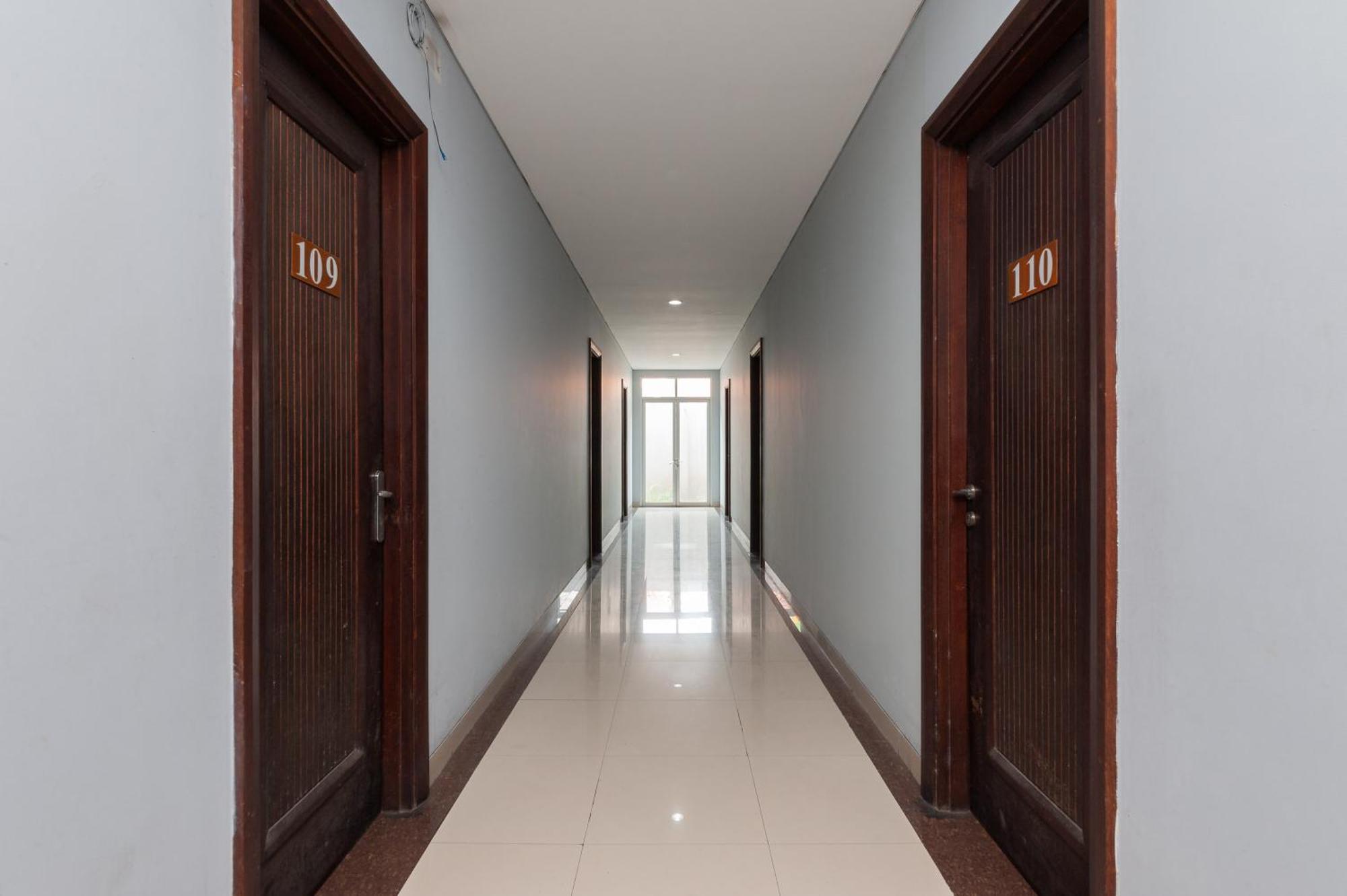 Reddoorz Plus Near Kelapa Dua Kebon Jeruk Джакарта Экстерьер фото