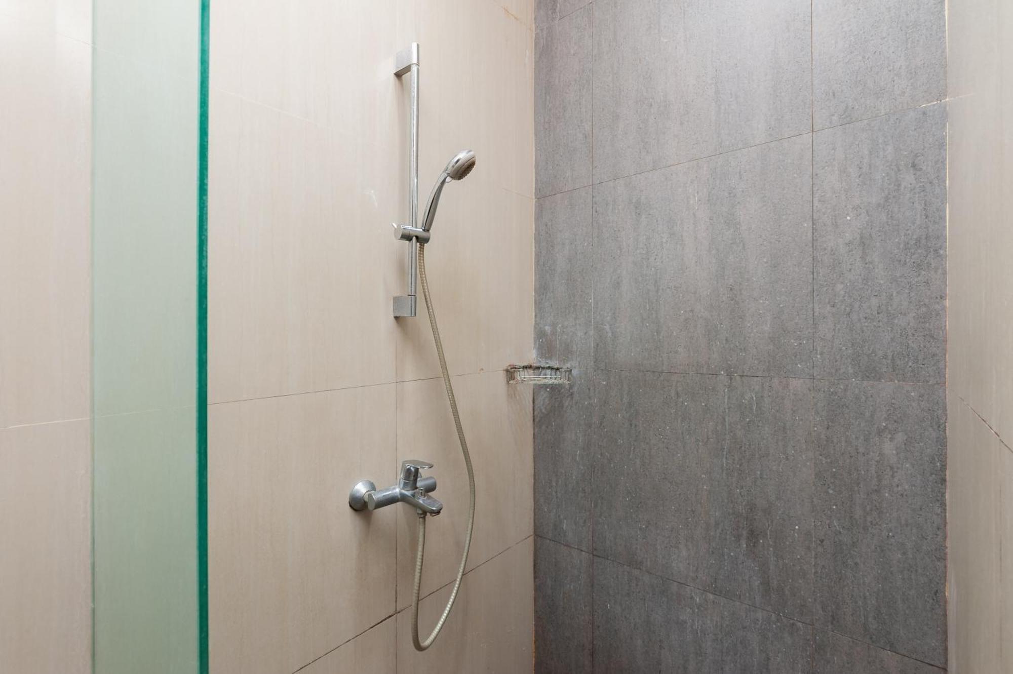 Reddoorz Plus Near Kelapa Dua Kebon Jeruk Джакарта Экстерьер фото