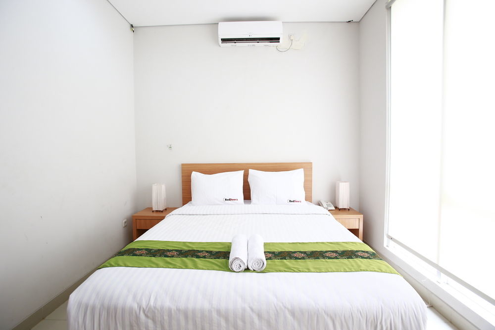 Reddoorz Plus Near Kelapa Dua Kebon Jeruk Джакарта Экстерьер фото