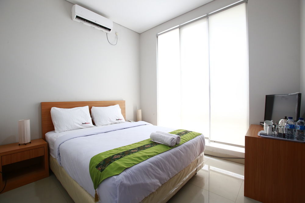 Reddoorz Plus Near Kelapa Dua Kebon Jeruk Джакарта Экстерьер фото