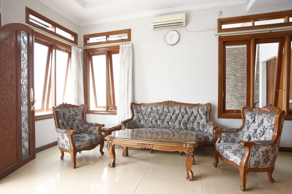 Reddoorz Plus Near Kelapa Dua Kebon Jeruk Джакарта Экстерьер фото
