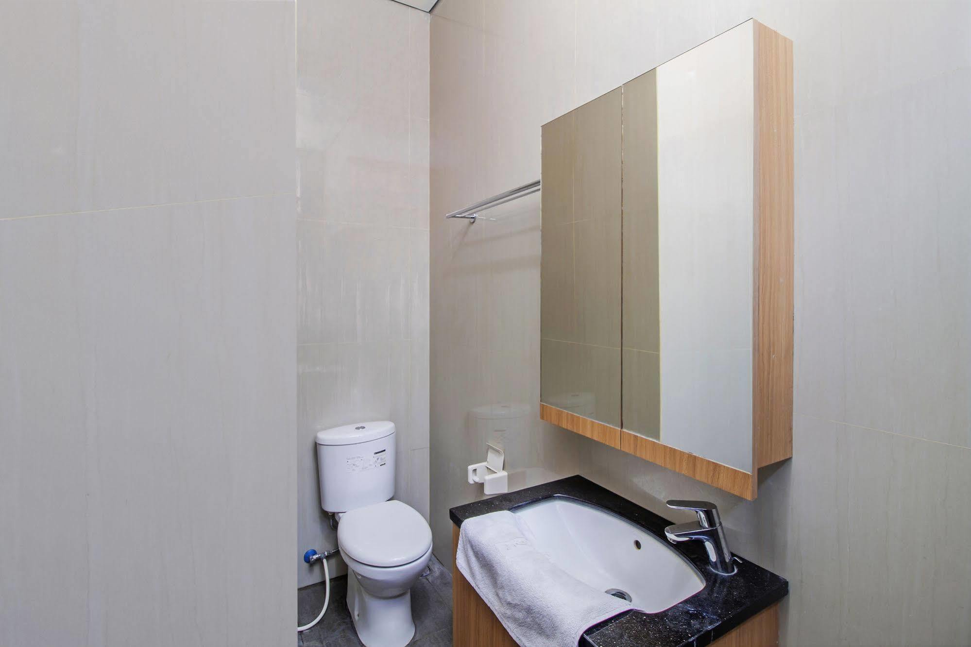 Reddoorz Plus Near Kelapa Dua Kebon Jeruk Джакарта Экстерьер фото