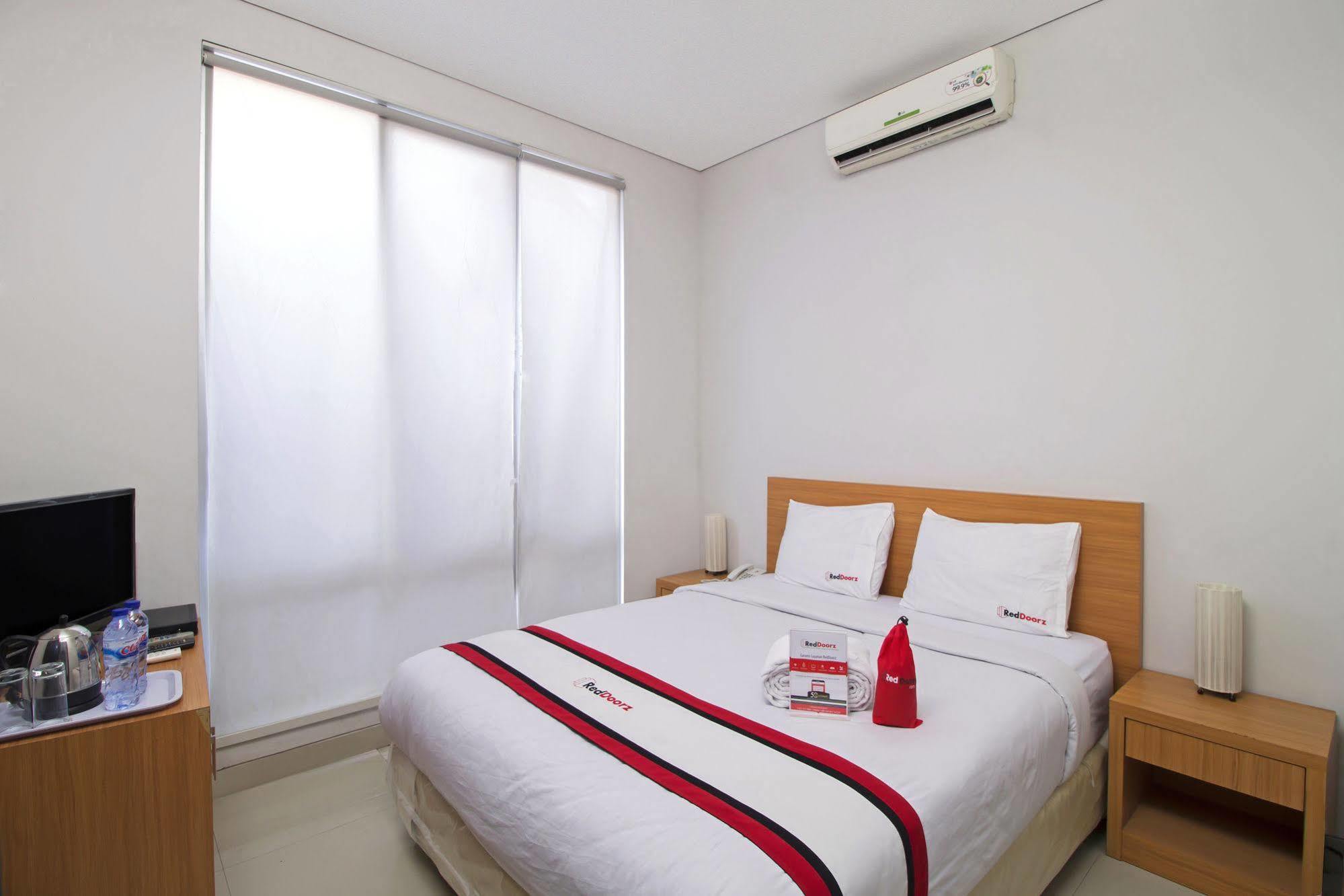 Reddoorz Plus Near Kelapa Dua Kebon Jeruk Джакарта Экстерьер фото