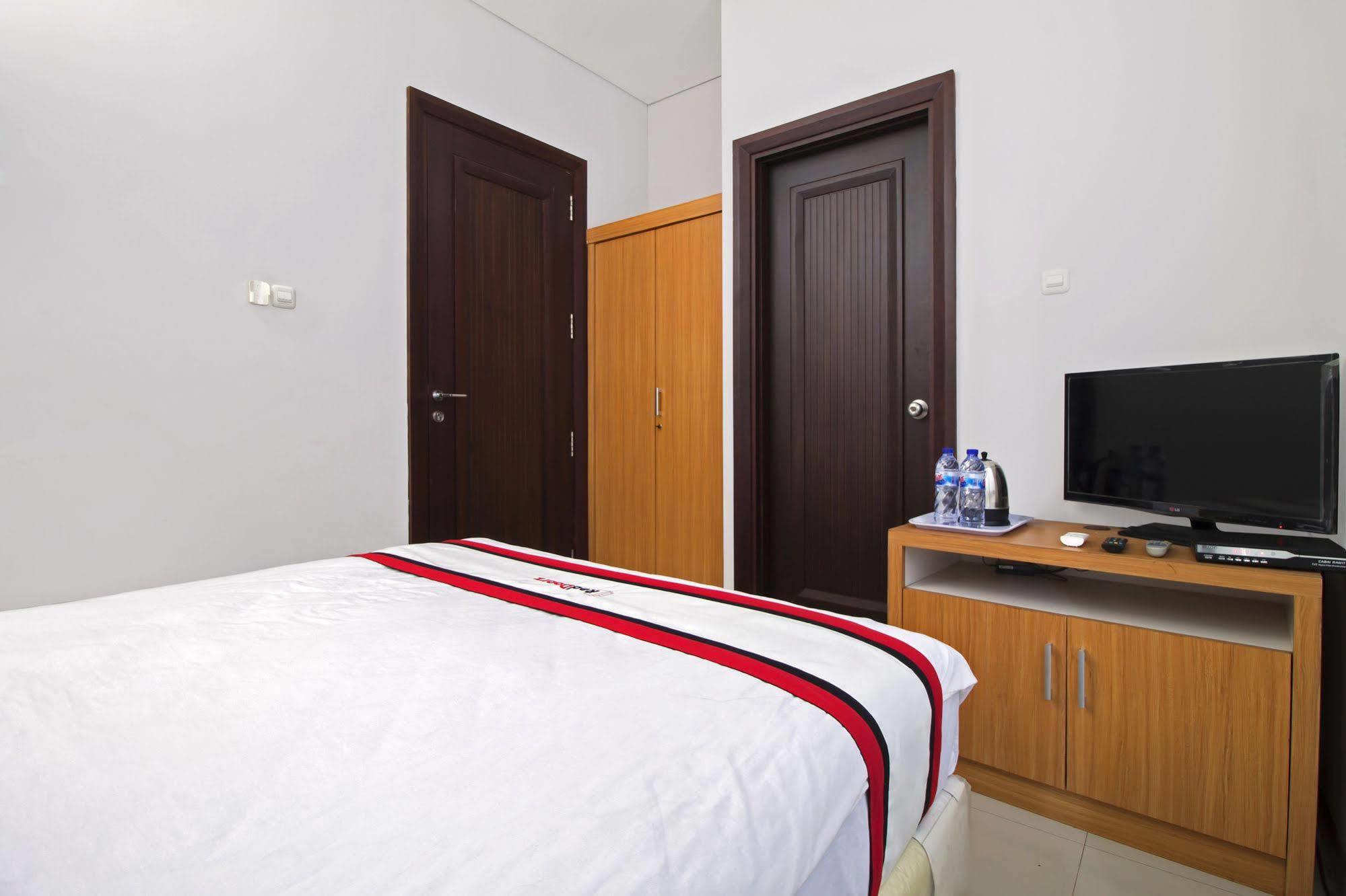 Reddoorz Plus Near Kelapa Dua Kebon Jeruk Джакарта Экстерьер фото