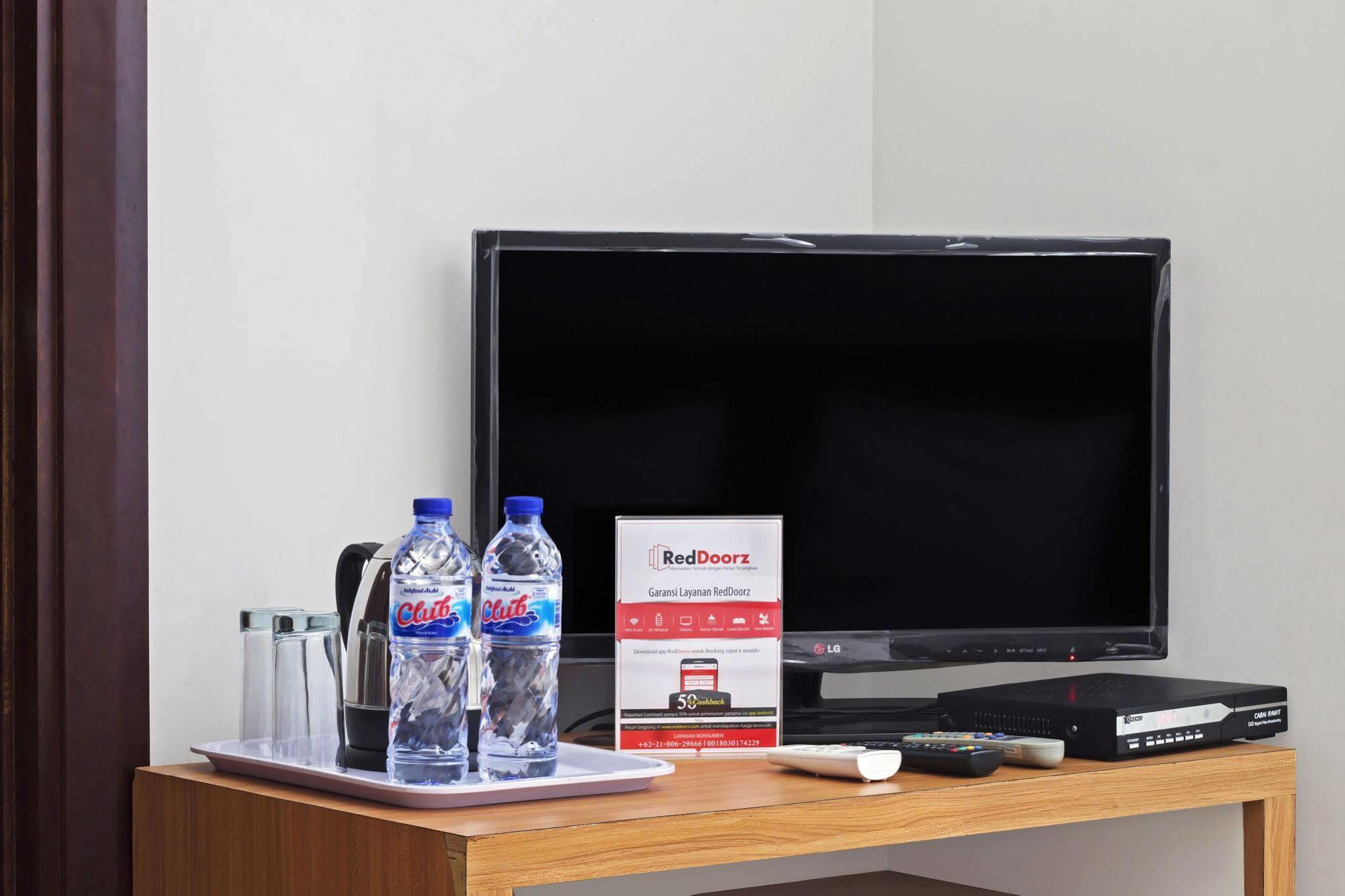 Reddoorz Plus Near Kelapa Dua Kebon Jeruk Джакарта Экстерьер фото