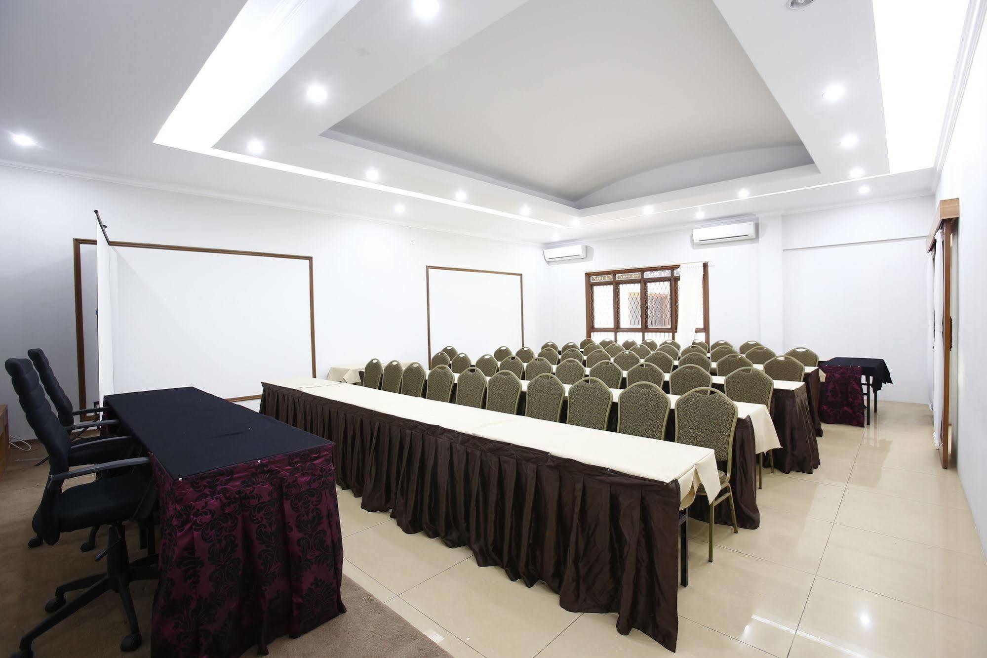 Reddoorz Plus Near Kelapa Dua Kebon Jeruk Джакарта Экстерьер фото